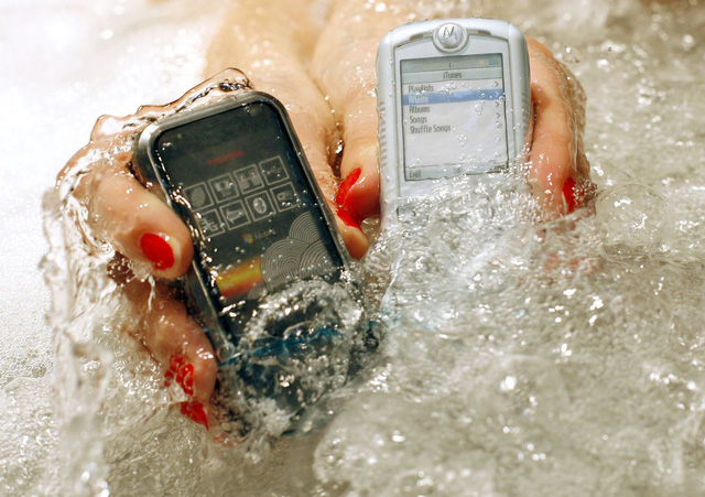  Điện thoại xuất hiện vào năm 2008 tại Nhật Bản đã được tích hợp khả năng chống nước 