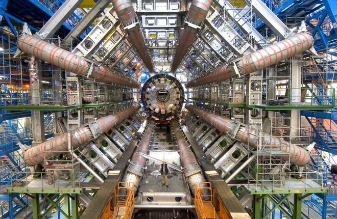  Máy dò hạt ATLAS, một phần của LHC, từng đi vào lịch sử với tư cách nơi đầu tiên tìm ra hạt Higgs 