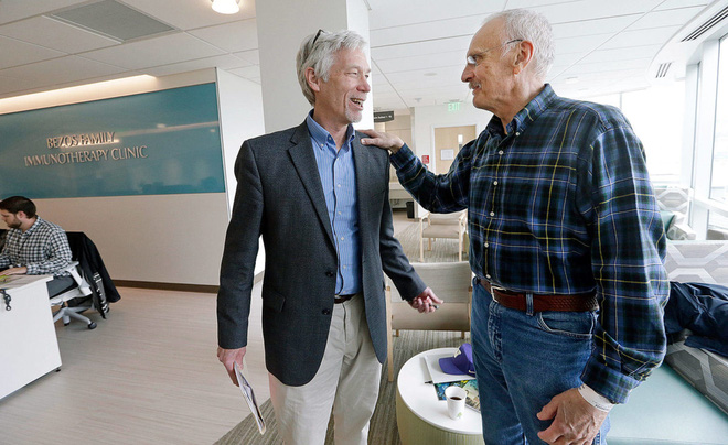  Ken Sheforgan đang cảm ơn vị bác sĩ đã điều trị cho mình, Tiến sĩ David Maloney tại Trung tâm Nghiên cứu Ung thư Fred Hutch 