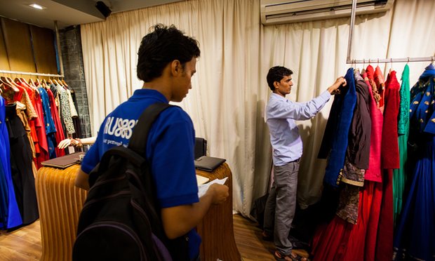 Thakur đang nhận nhiệm vụ giao nhận một gói đồ chứa quần áo cao cấp.