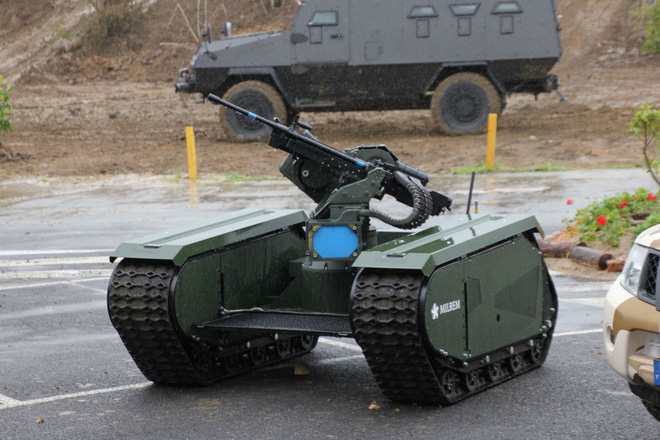 Một robot tự hành được trang bị súng máy.