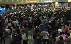 Hàng vạn hành khách đi máy bay phải chờ đợi nhiều tiếng đồng hồ ở 1 số sân bay vì hệ thống điện tử bị tin tặc tấn công. — Nguồn ảnh từ Facebook của một hành khách